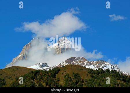 Double sommet du mont Ushba, l'un des pics les plus notables de la grande aire de répartition du Caucase, région de Svaneti, Géorgie Banque D'Images