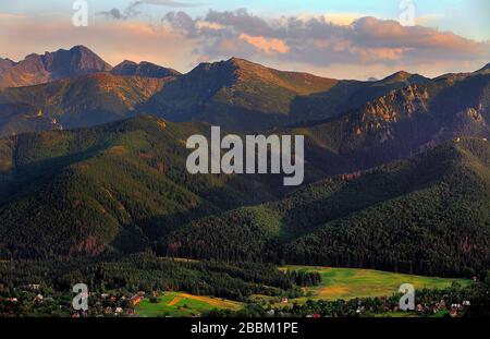 Vue panoramique sur les montagnes des Hautes Tatras avec les pics Kasprowy Wierch, Czerwone Wierchy et Swinica vus de Zakopane en Pologne Banque D'Images