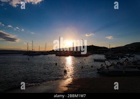 Profitez de rayons de soleil dorés au coucher du soleil tout en marchant sur la plage de sable croate Banque D'Images