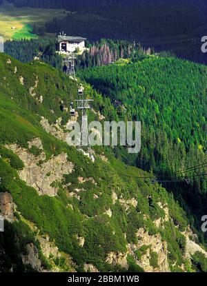 Zakopane, Lesser Pologne / Pologne - 2009/08/16: Myslenickie Turnie crête à mi-chemin de la télécabine au pic de Kasprowy Wierch à Tatra Mountai Banque D'Images