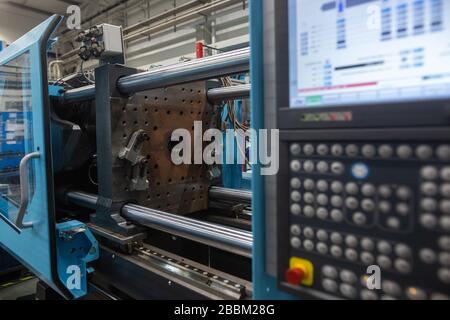 Machine de moulage par injection énorme sans dispositif, prête pour les articles en plastique en injectant du matériel chauffé dans le moule Banque D'Images