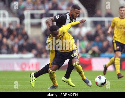 Les Lascelles de Newcastle United (à gauche) et Joe Willock, bataille d'Arsenal pour le ballon Banque D'Images