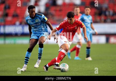 Charlton Athletic's Albie Morgan (à droite) et Forest Green Roverss' Ebou Adams Banque D'Images