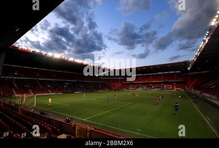 Vue générale de l'action lors du premier match de la coupe Carabao entre Charlton Athletic et Forest Green Rovers à la vallée Banque D'Images