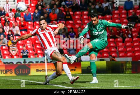 Lee Gregory de Stoke City (à gauche) et le gardien de but du comté de Derby, Kelle Roos, se battent pour le ballon Banque D'Images