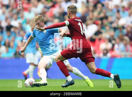 Kevin de Bruyne de Manchester City (à gauche) et Jordan Henderson de Liverpool se battent pour le ballon Banque D'Images