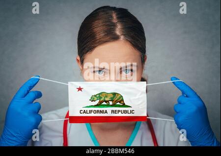 Coronavirus dans l'État des États-Unis Californie, Portrait de docteur féminin, protéger le masque médical chirurgical du visage avec le drapeau de Californie. Maladie, virus Covid-19 à Cali Banque D'Images