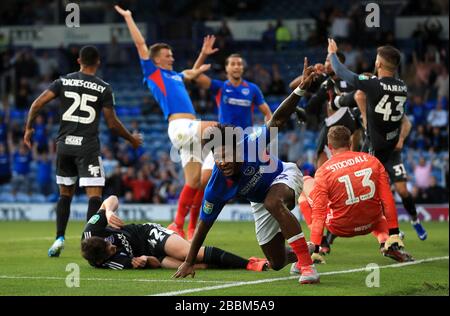 Ellis Harrison (centre) de Portsmouth célèbre son premier but du jeu Banque D'Images