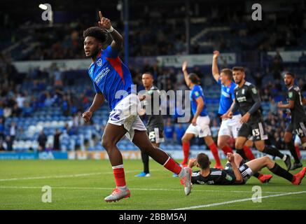 Ellis Harrison de Portsmouth célèbre son premier but du jeu Banque D'Images