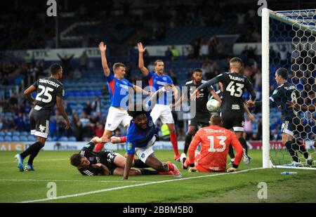 Ellis Harrison (centre) de Portsmouth célèbre son premier but du jeu Banque D'Images