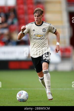 Brandon Williams de Manchester United en action lors du match du trophée EFL contre Rotherham United. Banque D'Images