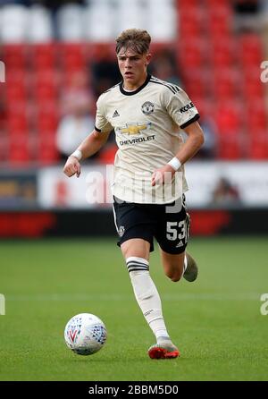 Brandon Williams de Manchester United en action lors du match du trophée EFL contre Rotherham United. Banque D'Images