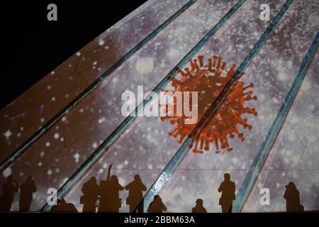 31 mars 2020, Téhéran, Iran: Vue nocturne de la tour éclairée Azadi (liberté) avec drapeaux, messages de sympathie de partout dans le monde sur la nouvelle pandémie de coronavirus (COVID-19), à Téhéran, en Iran. Le message d'appréciation a également été reflété dans les professionnels de la santé qui essaient d'arrêter la pandémie dans le pays. L'exposition lumineuse a été organisée par la municipalité de la ville. Selon les derniers rapports du Ministère iranien de la santé, plus de 2 000 personnes sont mortes de l'infection par le coronavirus dans tout le pays. (Image crédit: © Rouzbeh Fouladi/ZUMA Wire) Banque D'Images