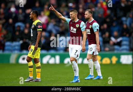 Johann Berg Gudmundsson (centre) de Burnley célèbre son troisième but Banque D'Images