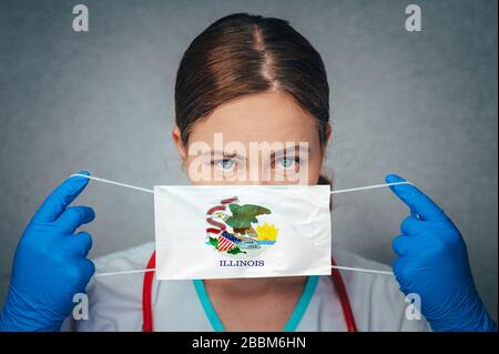 Coronavirus dans l'État des États-Unis Illinois, Portrait de docteur féminin, protéger le masque médical chirurgical du visage avec drapeau de l'Illinois. Maladie, virus Covid-19 en Illinois Banque D'Images