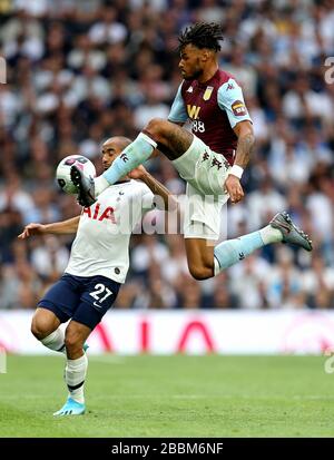 Les combats Tyrone Mings d'Aston Villa (à droite) et Lucas Moura (à gauche) de Tottenham Hotspur pour le ballon Banque D'Images