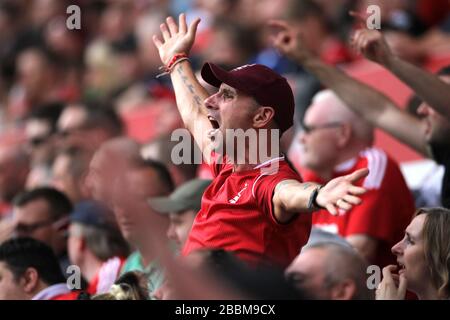 Les fans de Nottingham Forest célèbrent dans les stands Banque D'Images