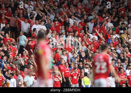 Les fans de Nottingham Forest célèbrent dans les stands Banque D'Images