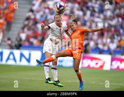 Aux États-Unis, Sam Mewis (à gauche) et la bataille de Lieke Martens aux Pays-Bas pour le ballon Banque D'Images