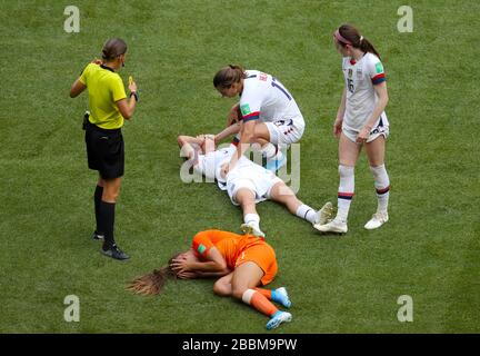 Les Hollandais Lieke Martens (à gauche) et Kelley O'Hara aux États-Unis se sont blessés sur le terrain après une collision Banque D'Images