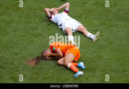 Les Hollandais Lieke Martens (à gauche) et Kelley O'Hara aux États-Unis se sont blessés sur le terrain après une collision Banque D'Images