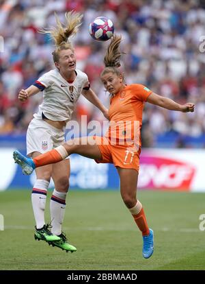 Aux États-Unis, Sam Mewis (à gauche) et la bataille de Lieke Martens aux Pays-Bas pour le ballon Banque D'Images