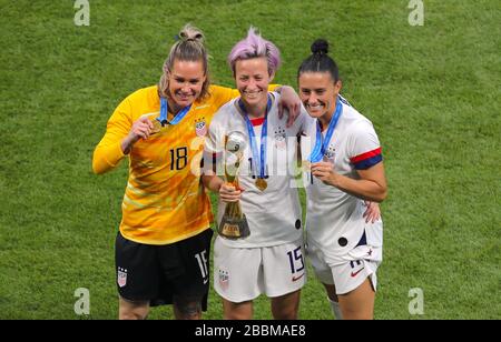 (De gauche à droite) le gardien de but américain Ashlyn Harris, Megan Rapinoe des États-Unis et Ali Krieger des États-Unis célèbrent après avoir remporté la coupe du monde des femmes de la FIFA 2019 Banque D'Images