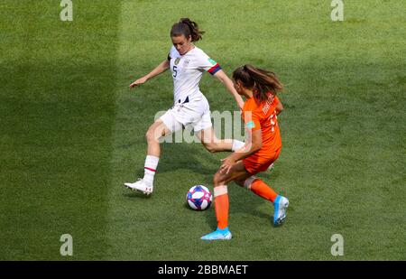 Kelley O'Hara (à gauche) aux États-Unis et Lieke Martens aux Pays-Bas se battent pour le ballon Banque D'Images