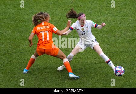 Les Pays-Bas Lieke Martens (à gauche) et les USA Rose Lavelle bataille pour le ballon Banque D'Images