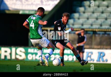 Oli McBurnie (à droite) et Lee Collins, de la ville de Swansea City, se battent pour le ballon Banque D'Images