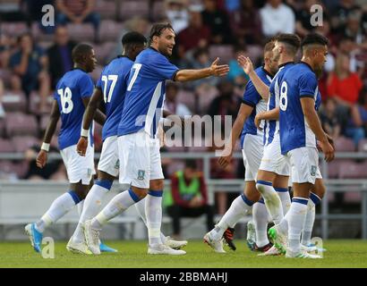 Atdhe Nuhiu de Sheffield Wednesday célèbre son troisième but du jeu avec des coéquipiers Banque D'Images