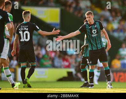 Jay Fulton (à droite) de Swansea City célèbre son deuxième but du jeu avec Bersant Celina (à gauche), coéquipier Banque D'Images