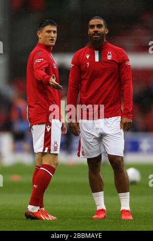 Joe Lolley (à gauche) de Nottingham Forest et Lewis Grabban Banque D'Images