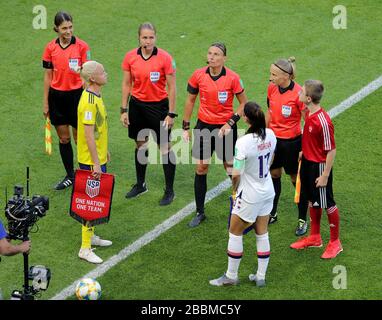 Caroline Seger (à gauche) et Alex Morgan des États-Unis en Suède pendant la pièce de monnaie se sont toss avant le jeu Banque D'Images