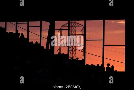 Vue sur le coucher du soleil derrière les stands Banque D'Images