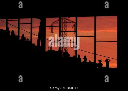 Vue sur le coucher du soleil derrière les stands Banque D'Images