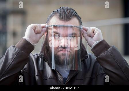 SID Lovatt avec son masque de protection imprimé en trois dimensions qu'il a fourni aux employés de première ligne, tandis que le Royaume-Uni continue de se verrouiller pour aider à freiner la propagation du coronavirus. Banque D'Images