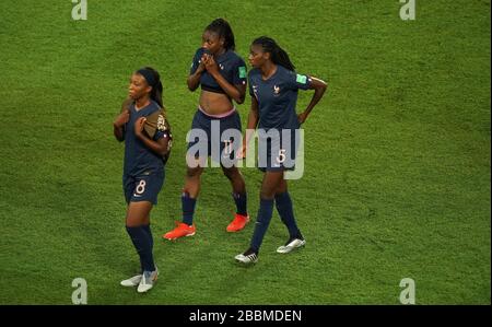 La France Grace Geyoro (à gauche) Kadidiatou Diani et Aissatou Tounkara réagissent après le coup de sifflet final Banque D'Images