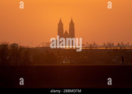 Magdeburg, Allemagne. 26 mars 2020. Le soleil se couche de façon colorée derrière la cathédrale. Cette année, la cathédrale de Magdeburg célèbre le 500ème anniversaire de son achèvement. Crédit: Klaus-Dietmar Gabbert/dpa-Zentralbild/ZB/dpa/Alay Live News Banque D'Images