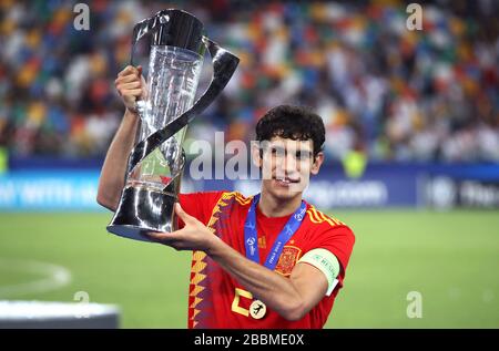 Espagne Jésus Vallejo de 21 célèbre avec le trophée après avoir remporté la finale européenne des moins de 21 ans de l'UEFA Banque D'Images