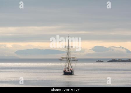 Formation des cadets de la mer le Royaume des navires quitte le Loch Boisdale avec de petites îles en arrière-plan dans la mer des Hébrides Banque D'Images