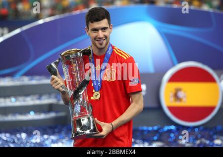 L'Espagne Aaron Martin de 21 célèbre avec le trophée après avoir remporté la finale du championnat européen des moins de 21 ans de l'UEFA Banque D'Images