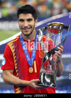 Espagne Carlos Soler de 21 ans célèbre avec le trophée après avoir remporté la finale du championnat européen des moins de 21 ans de l'UEFA Banque D'Images