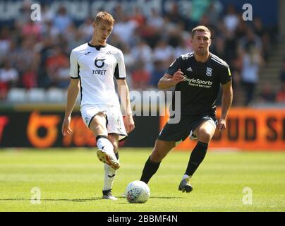 Jay Fulton de Swansea City (à gauche) et Gary Gardner de Birmingham City se battent pour le ballon Banque D'Images