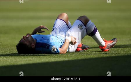David Silva de Manchester City se trouve sur le sol après avoir été blessé Banque D'Images
