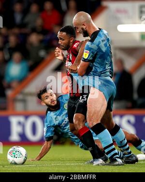 La bataille de Callum Wilson (à gauche) et de Forest Green Rovers Farruend Rawson (à droite) de Bournemouth pour le ballon Banque D'Images