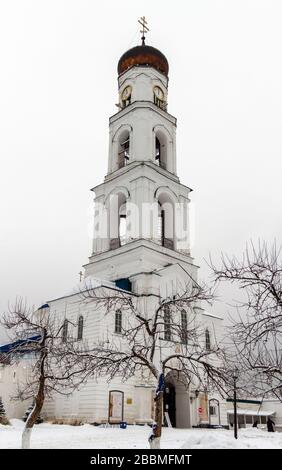 Kazan, Russie - 1 janvier 2020: Le clocher avec l'église de la porte en l'honneur de l'Archange Michael de Dieu dans le territoire du monastère de Raifa en wint Banque D'Images