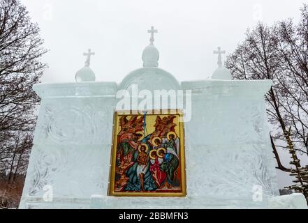 Kazan, Russie - 1 janvier 2020 : icône orthodoxe dans le temple de glace dans le monastère de Raifa en hiver. Banque D'Images
