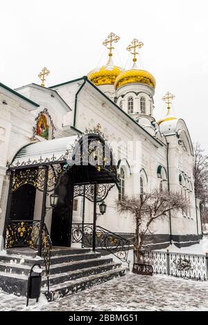 Kazan, Russie - 1 janvier 2020: Cathédrale orthodoxe de la Trinité dans le monastère de Raifa en hiver. Banque D'Images