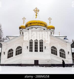 Kazan, Russie - 1 janvier 2020: Cathédrale orthodoxe de la Trinité dans le monastère de Raifa en hiver. Banque D'Images